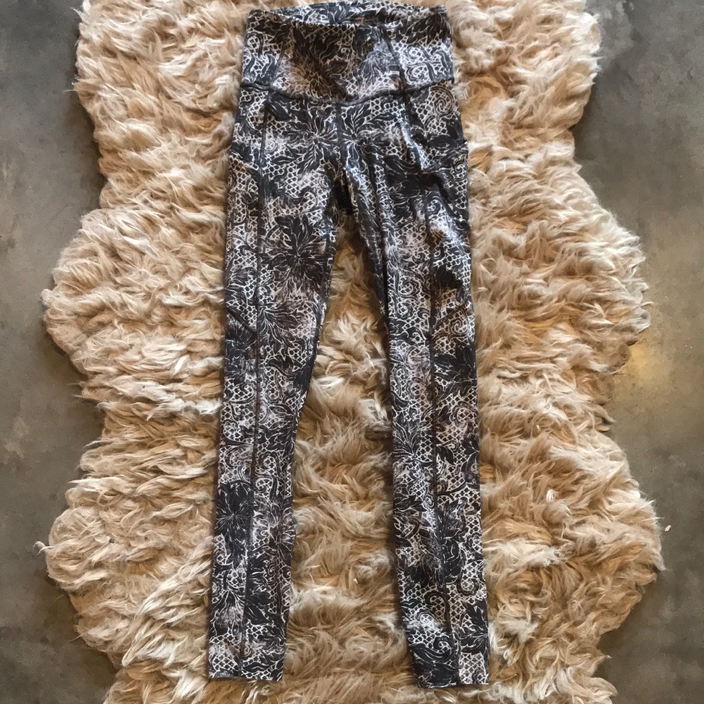 Lululemon size 2 high rise leggings with pockets - nice!
